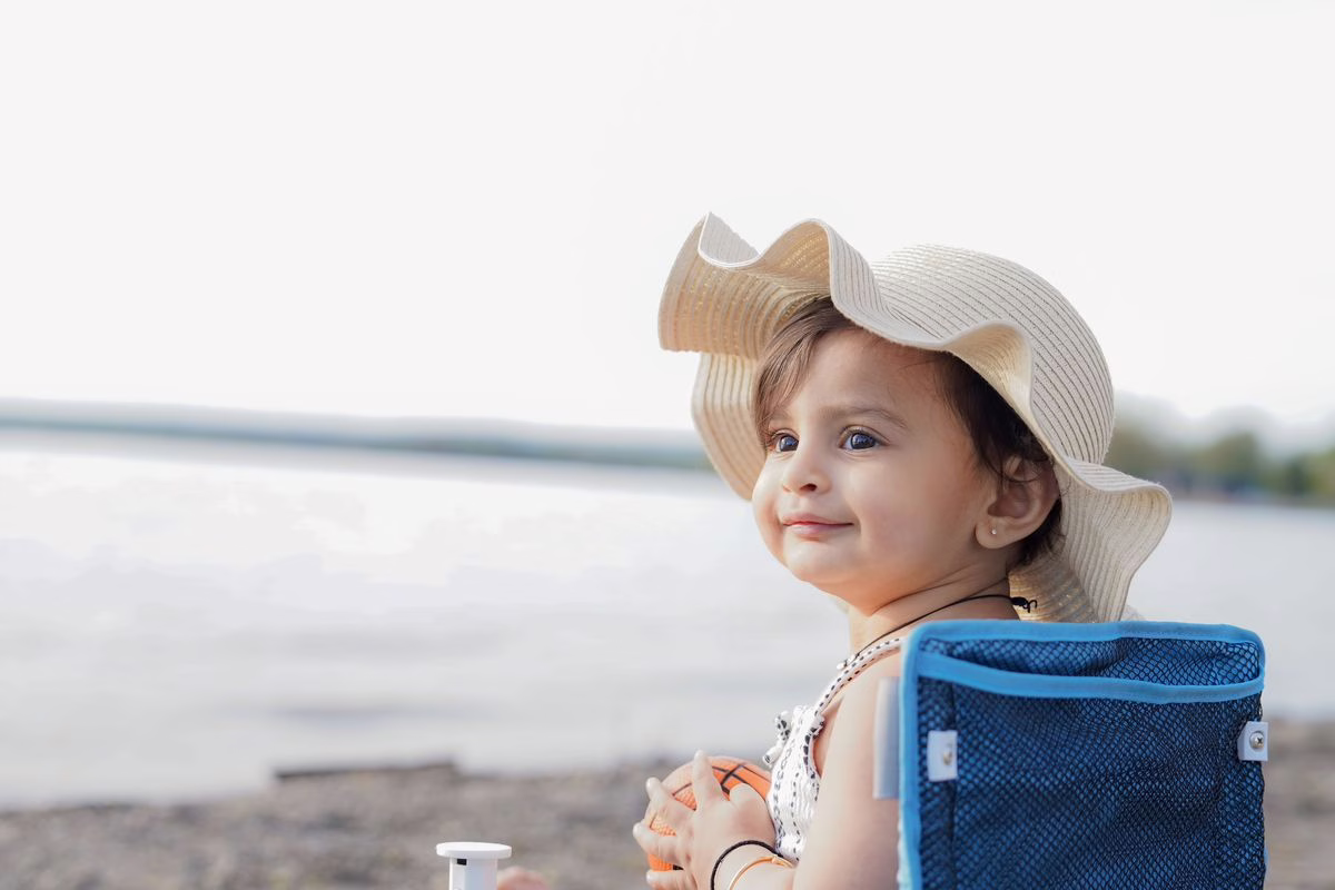 Enfant protégé du soleil à la plage, prévention de la lucite estivale