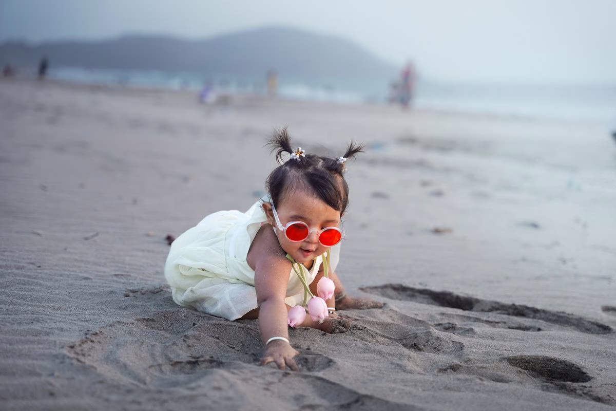 Jeune enfant portant des lunettes de soleil à la plage en été, protection des yeux contre les rayons UV