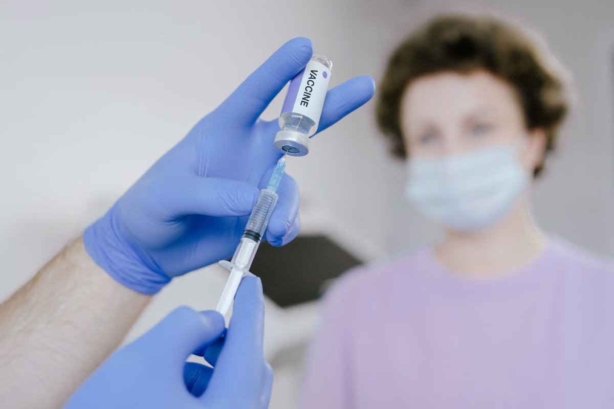 Un nourrisson examiné par une pédiatre lors d’une consultation de vaccination contre le méningocoque