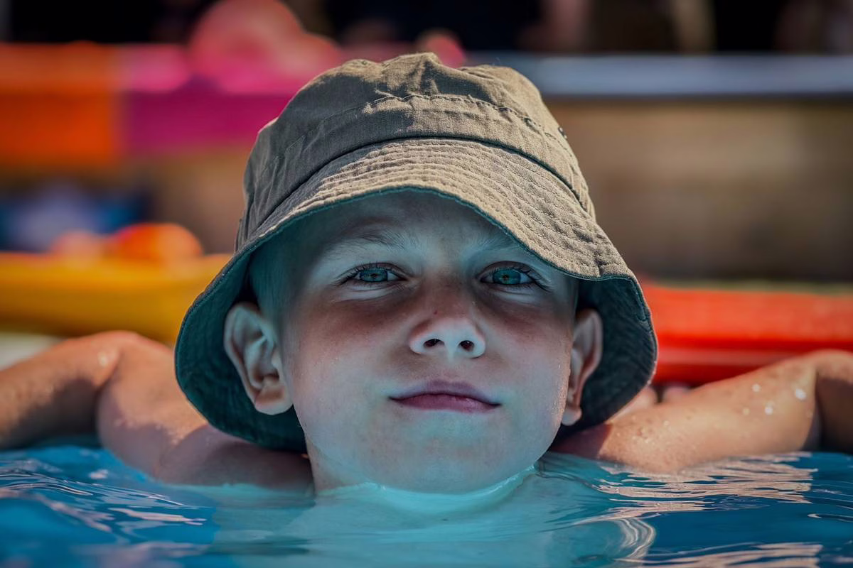 Jeune enfant au bord d'une piscine en été, sujet du molluscum contagiosum cutané