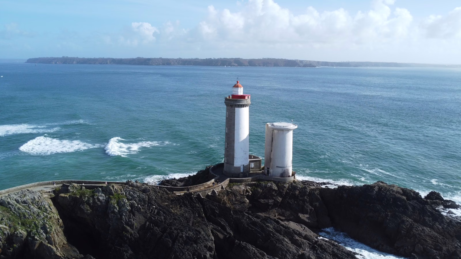 Phare sur la cote bretonne au coucher du soleil, illustration des prenoms bretons