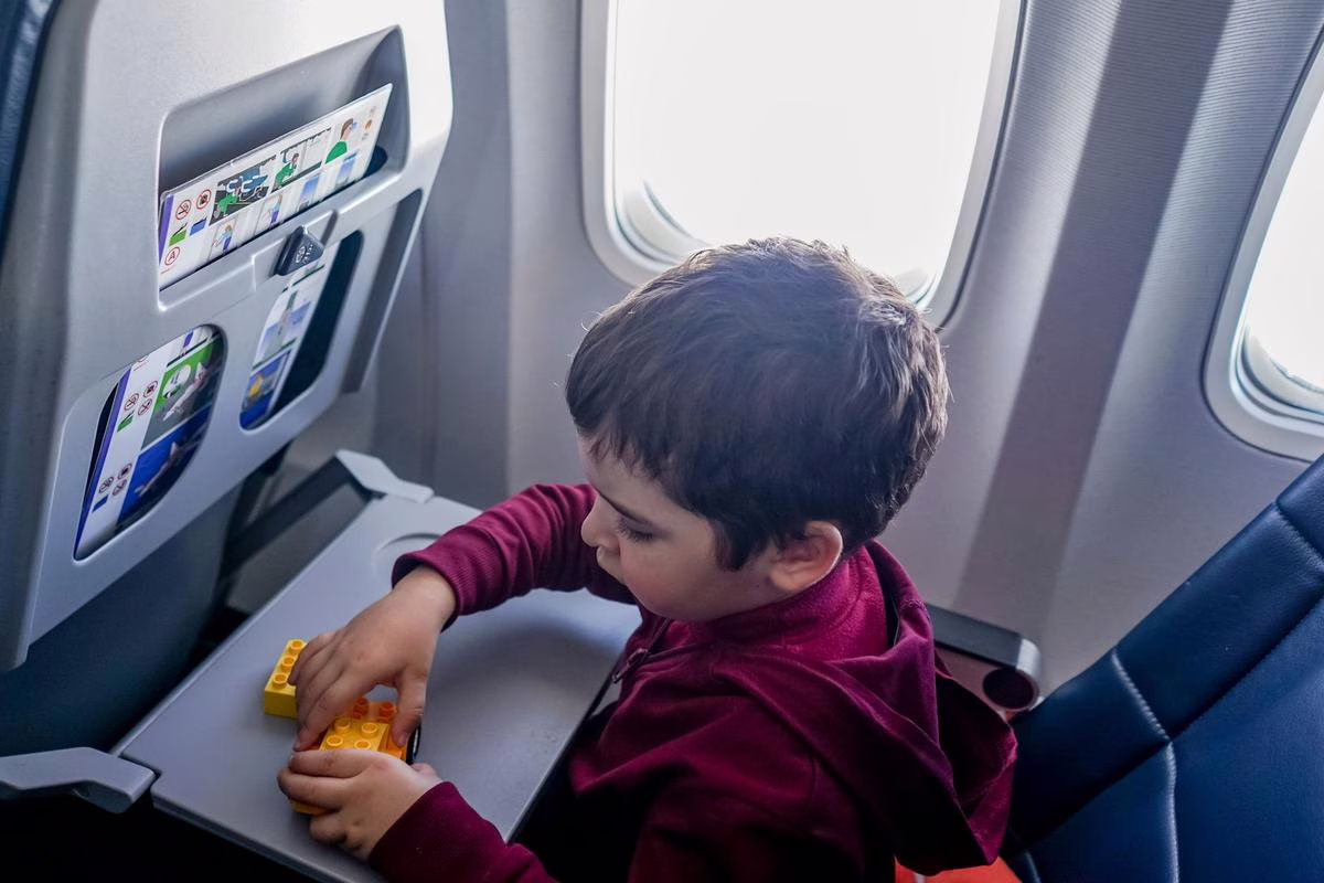 Oreilles bouchées en avion chez bébé : le geste tout simple qui change le vol