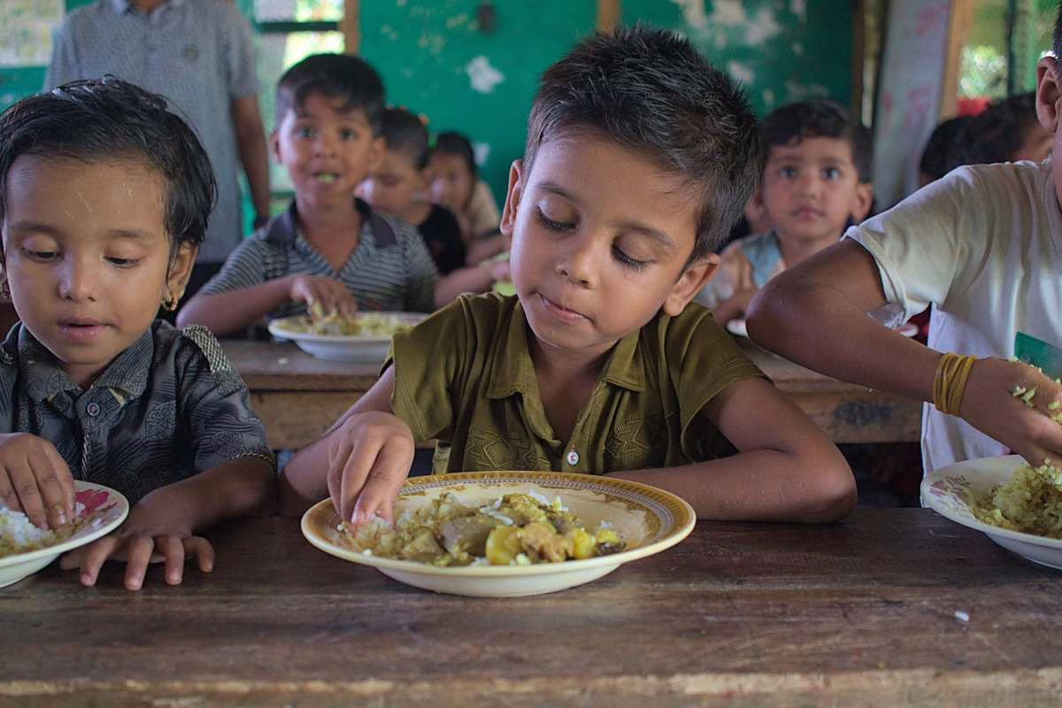Enfants à la cantine scolaire, illustration du PAI pour allergie alimentaire à l'école