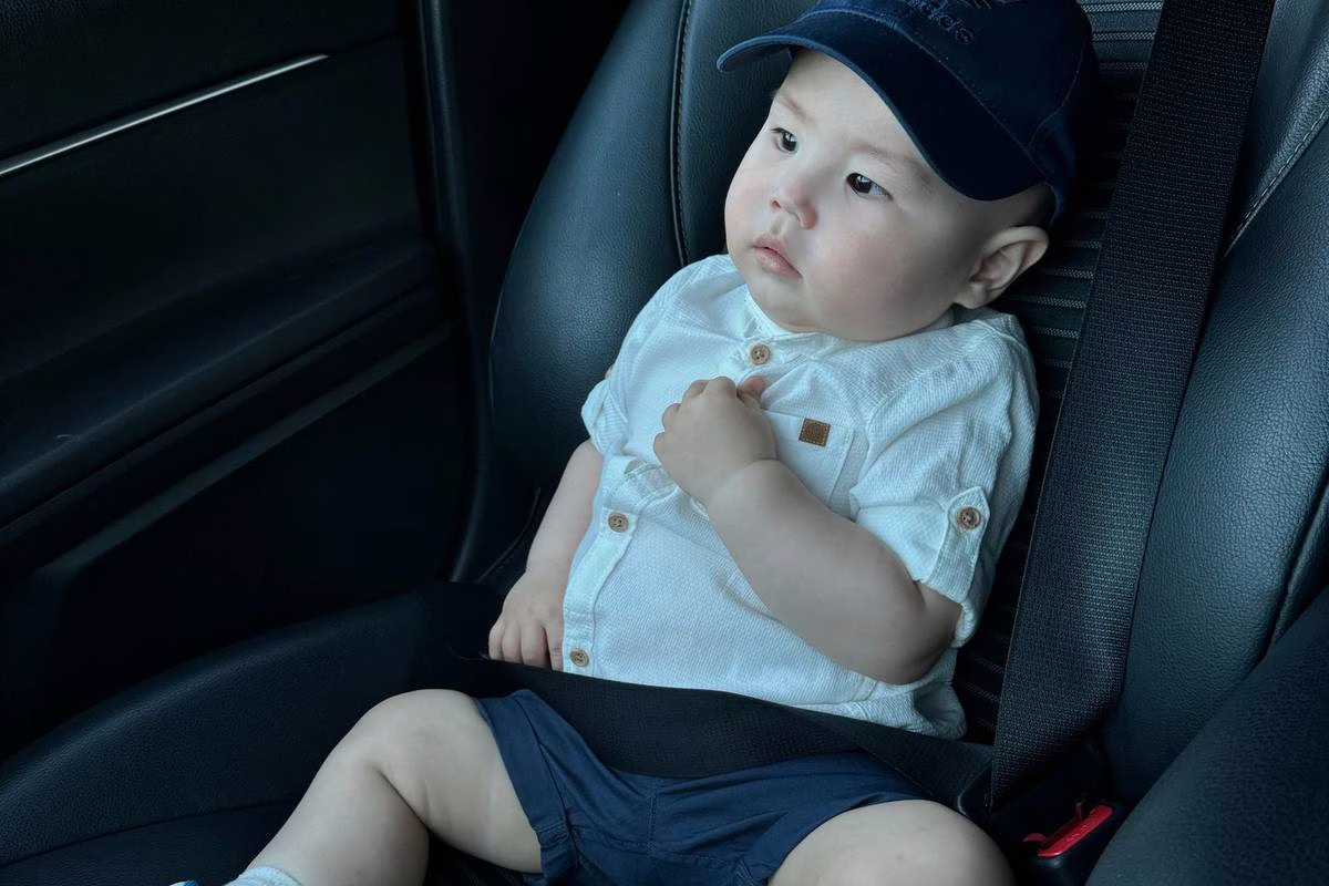Bebe assis a l arriere d une voiture en ete