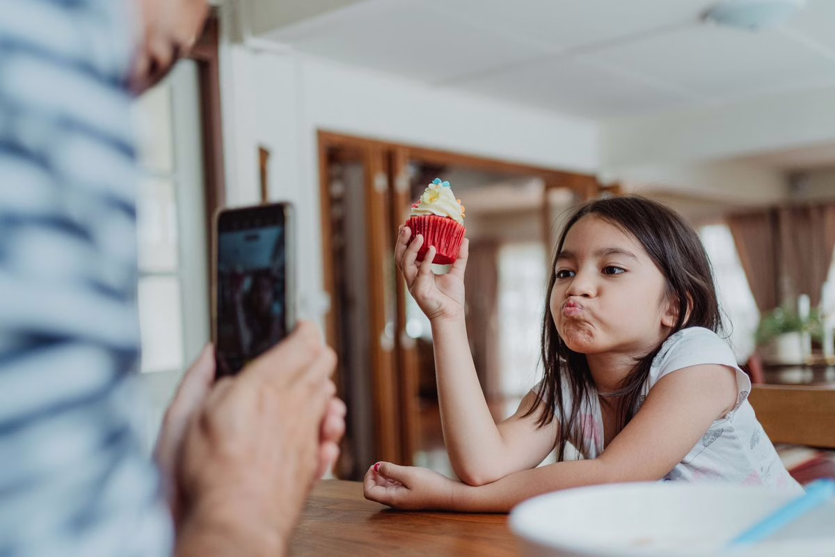 Photos de vos enfants en vacances : ce que la loi vous demande désormais avant de publier