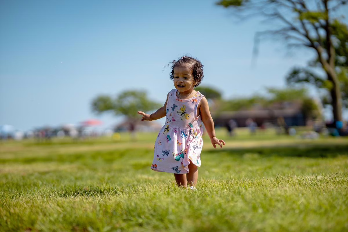 Jambes d'un enfant qui joue dans l'herbe d'un jardin l'été, zone typique des piqûres d'aoûtat