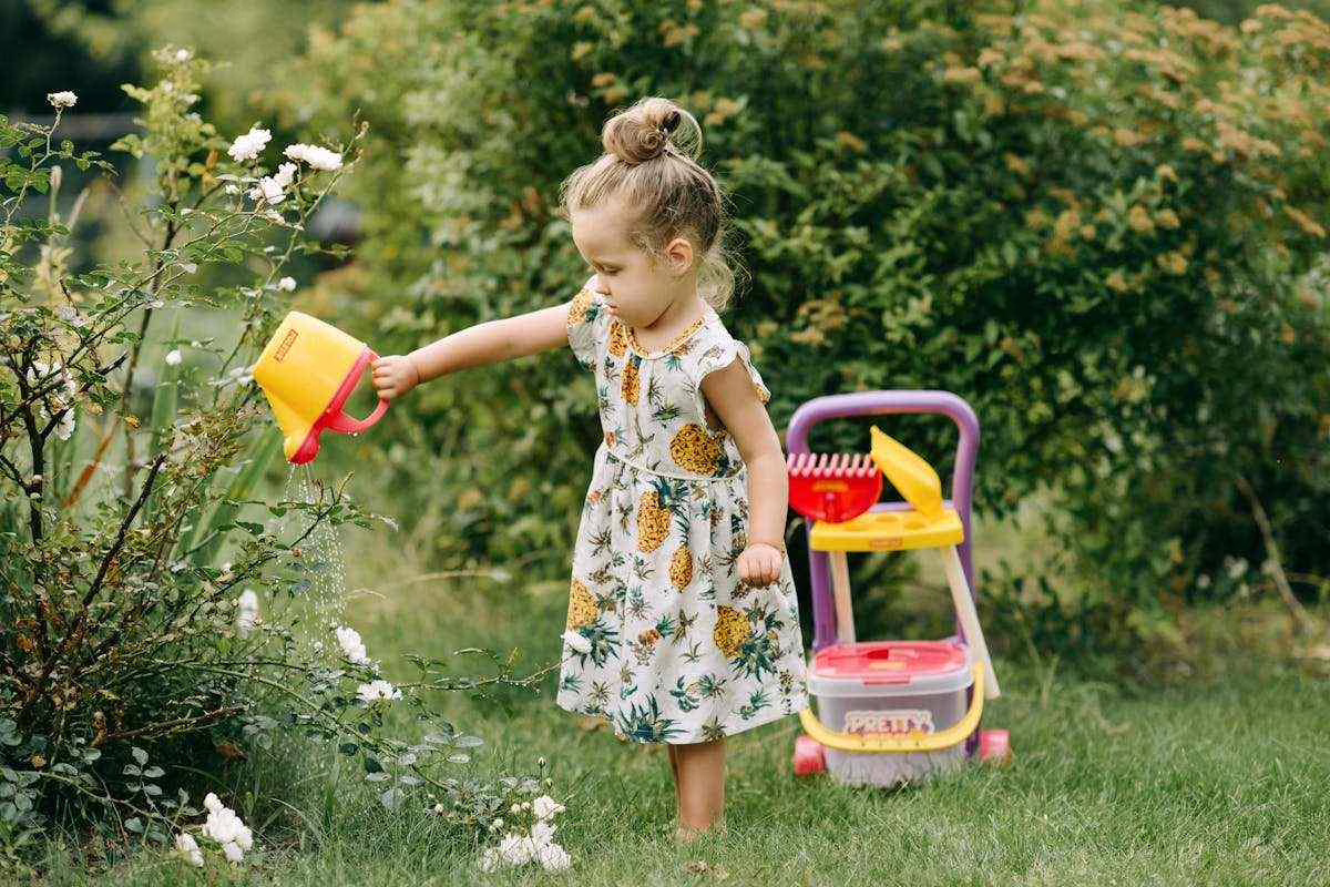 Enfant jouant dehors en été, contexte des piqûres de guêpe et d'abeille chez l'enfant et des gestes à connaître