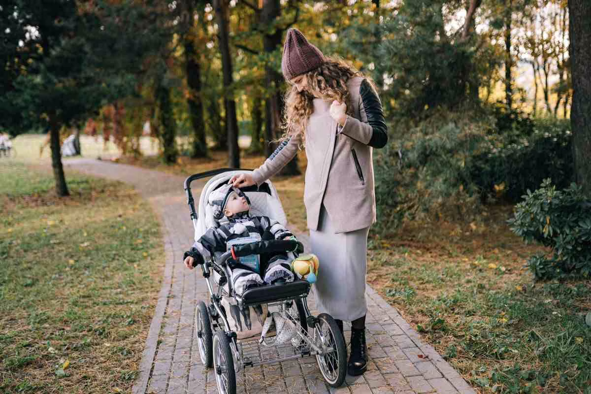 Coffre déjà plein pour les vacances : ces poussettes ultra compactes qui se plient en un geste