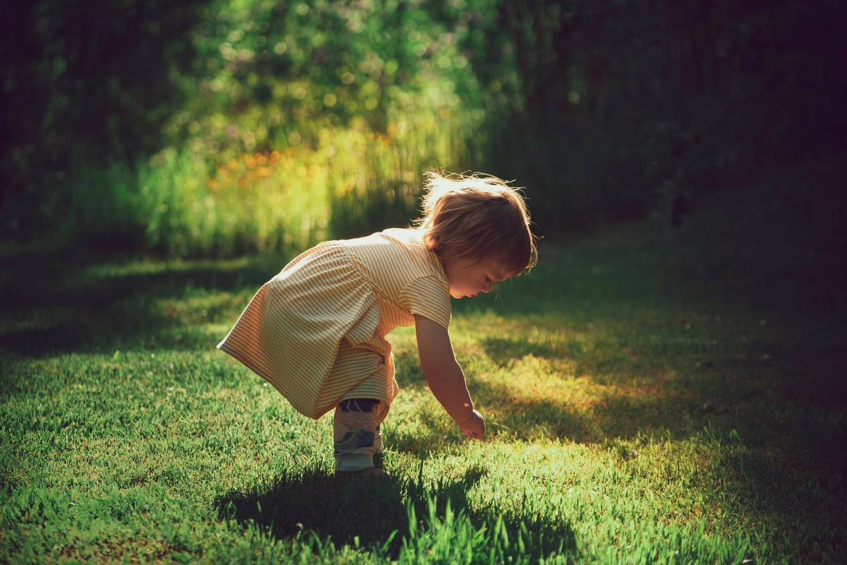 Enfant en pleine nature verdoyante, illustration des prénoms celtes