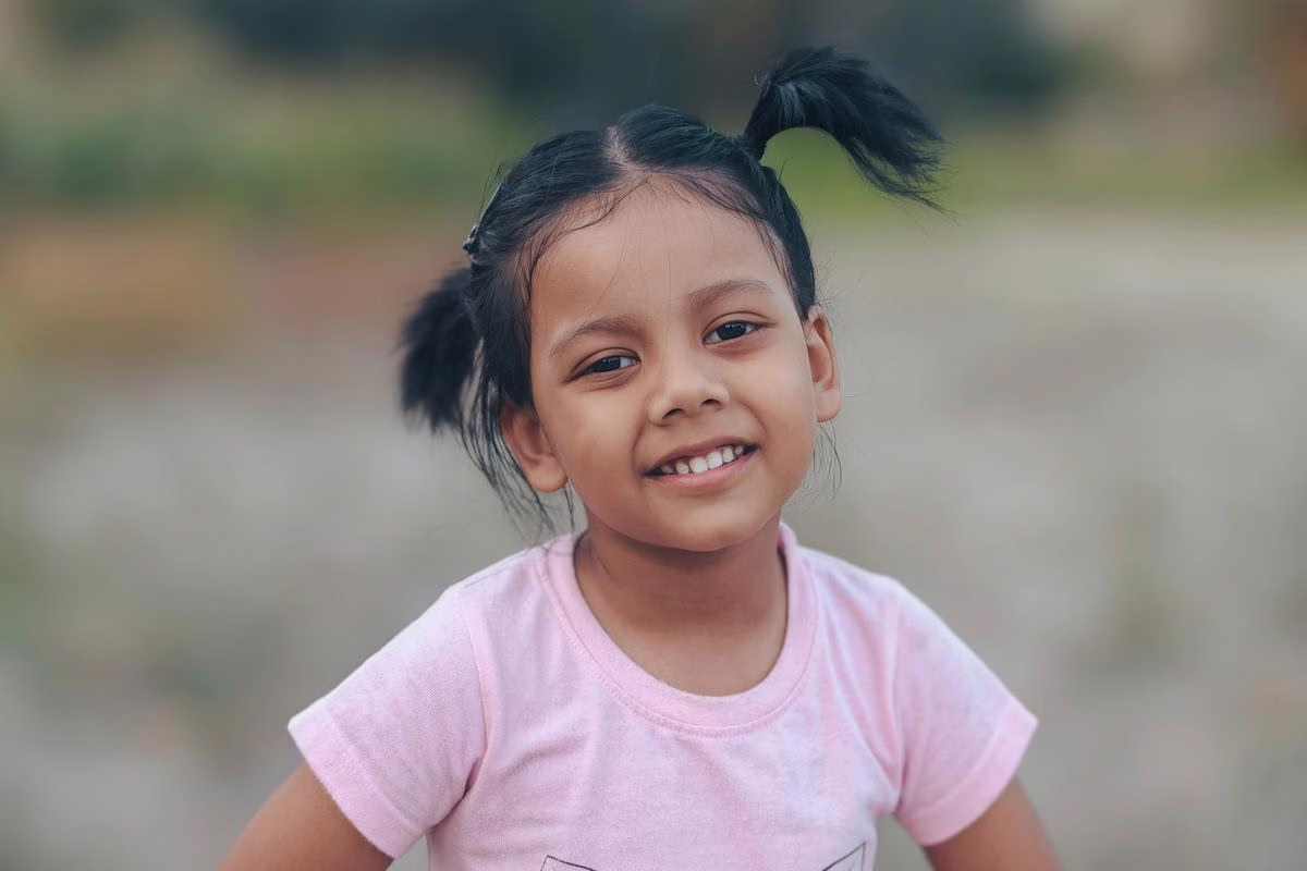 Petite fille souriante, illustration des prénoms composés pour fille