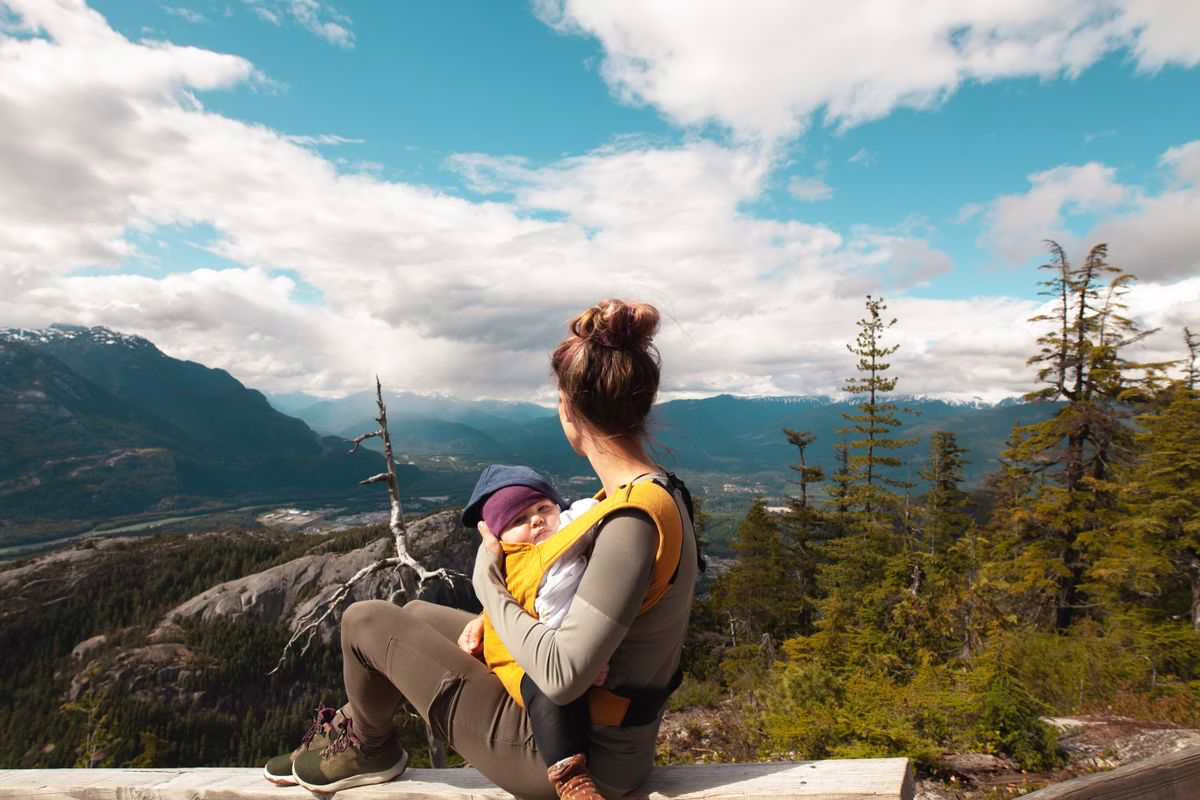Randonnée avec bébé cet été : à partir de quel âge et avec quel portage