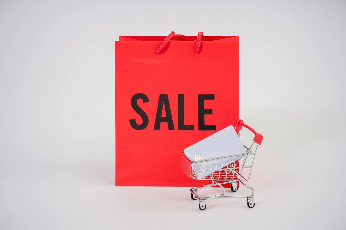 Rayon de supermarché avec produits frais, illustration d'un rappel alimentaire à vérifier chez soi