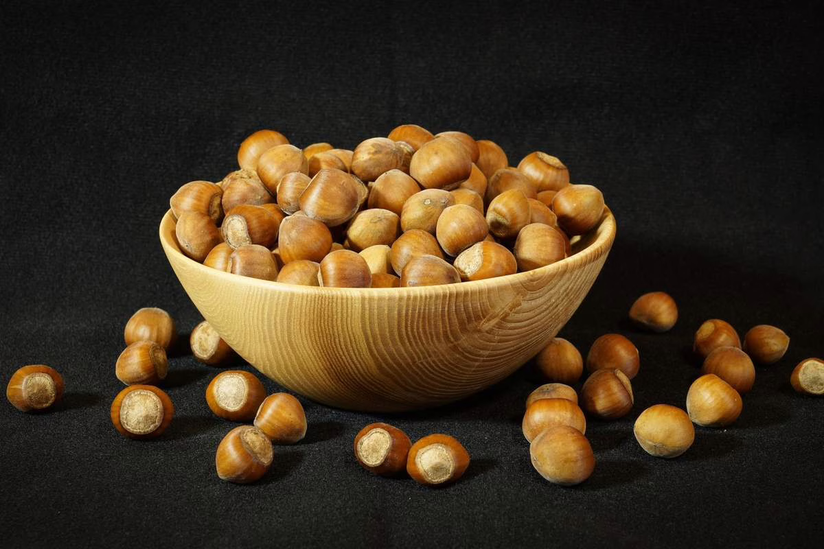 Noix du Brésil dans un bol en bois, illustration du rappel pour présence d'aflatoxines annoncé sur RappelConso