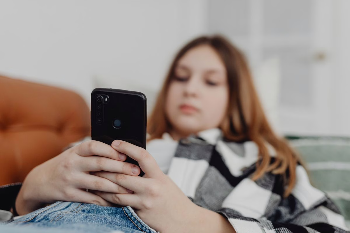Réseaux sociaux avant 15 ans : la France veut les interdire dès la rentrée 2026
