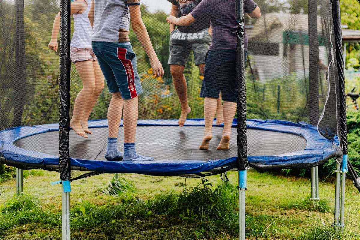 Trampoline : un quart des accidents sont des fractures, les règles pour protéger les enfants