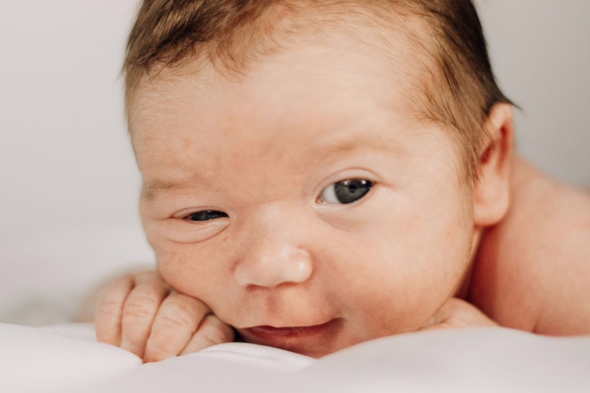 Bébé louche : à partir de quel âge faut-il s&rsquo;en inquiéter, selon les ophtalmologues