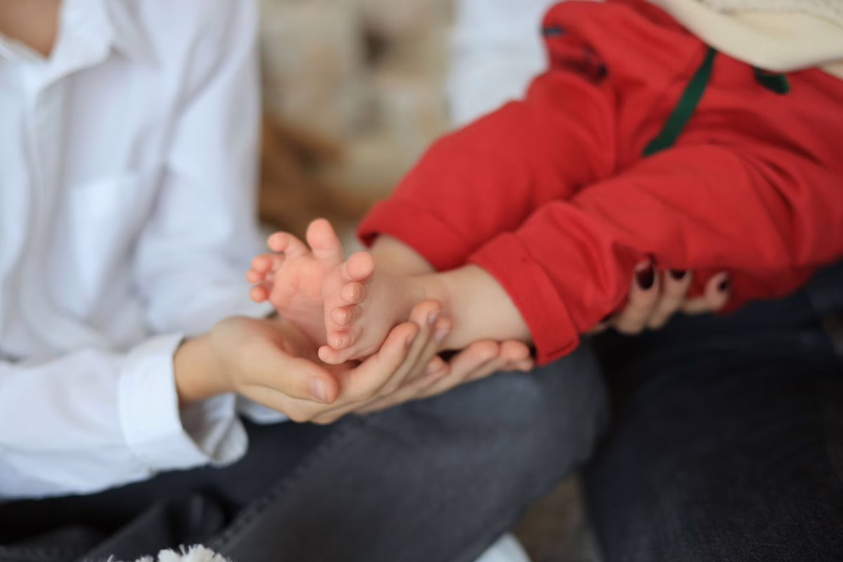 Gros plan sur les mains d'un tout-petit, zone touchée par le syndrome pied-main-bouche