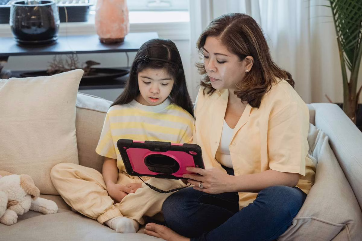 Temps d&rsquo;écran enfant pendant les vacances : ce que recommandent les experts