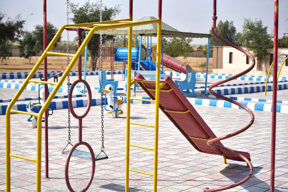 Toboggan pour enfant dans une aire de jeux