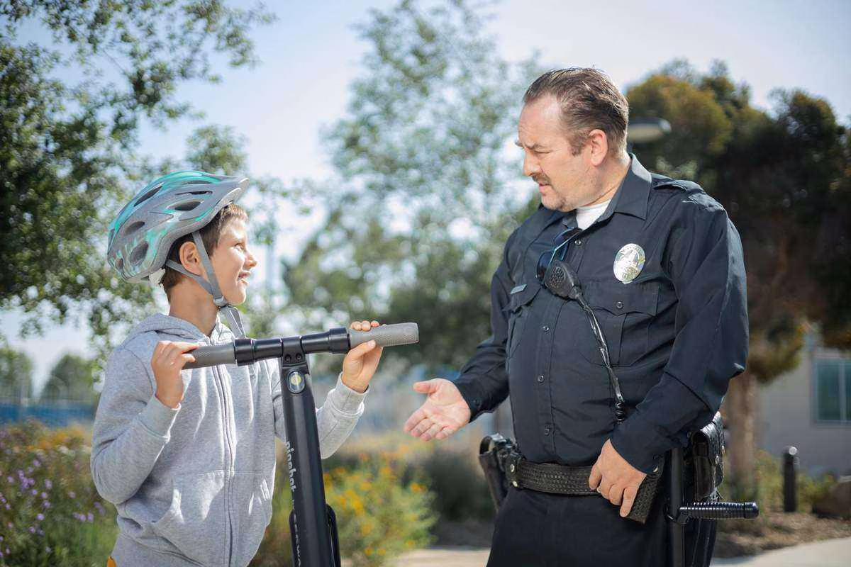 Trottinette électrique et enfant : à quel âge a-t-il le droit de rouler ?
