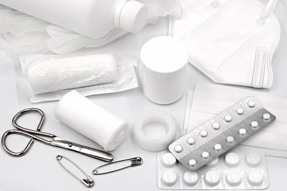 Trousse à pharmacie de vacances avec des enfants : la liste vraiment utile