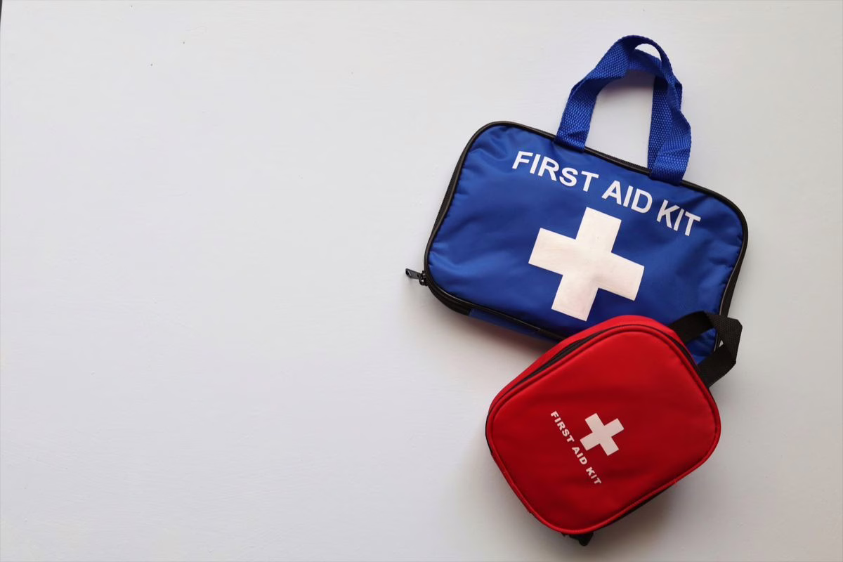 Trousse à pharmacie pour les vacances : l&rsquo;essentiel à emporter avec un enfant
