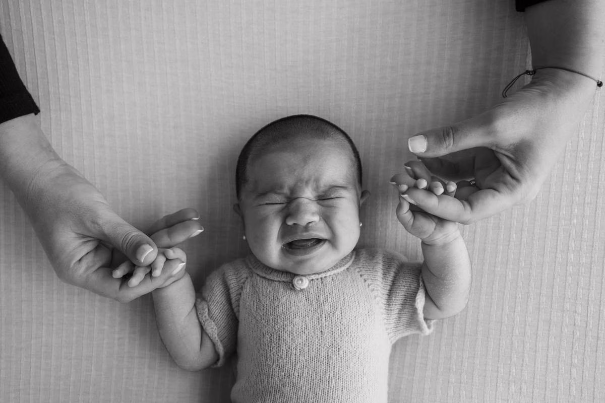 Votre bébé pleure soudain devant les gens qu&rsquo;il aimait : la fameuse angoisse du 8e mois