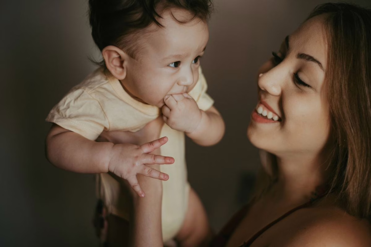 Bébé en avion : à partir de quel âge et avec quelles précautions