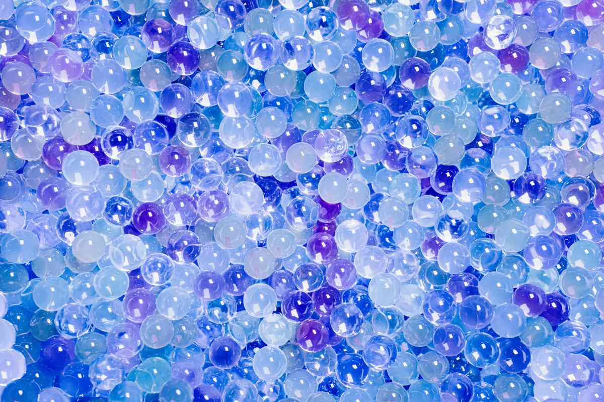 Billes translucides et colorees ressemblant a des billes d'eau, un jouet attirant et dangereux pour les tout-petits