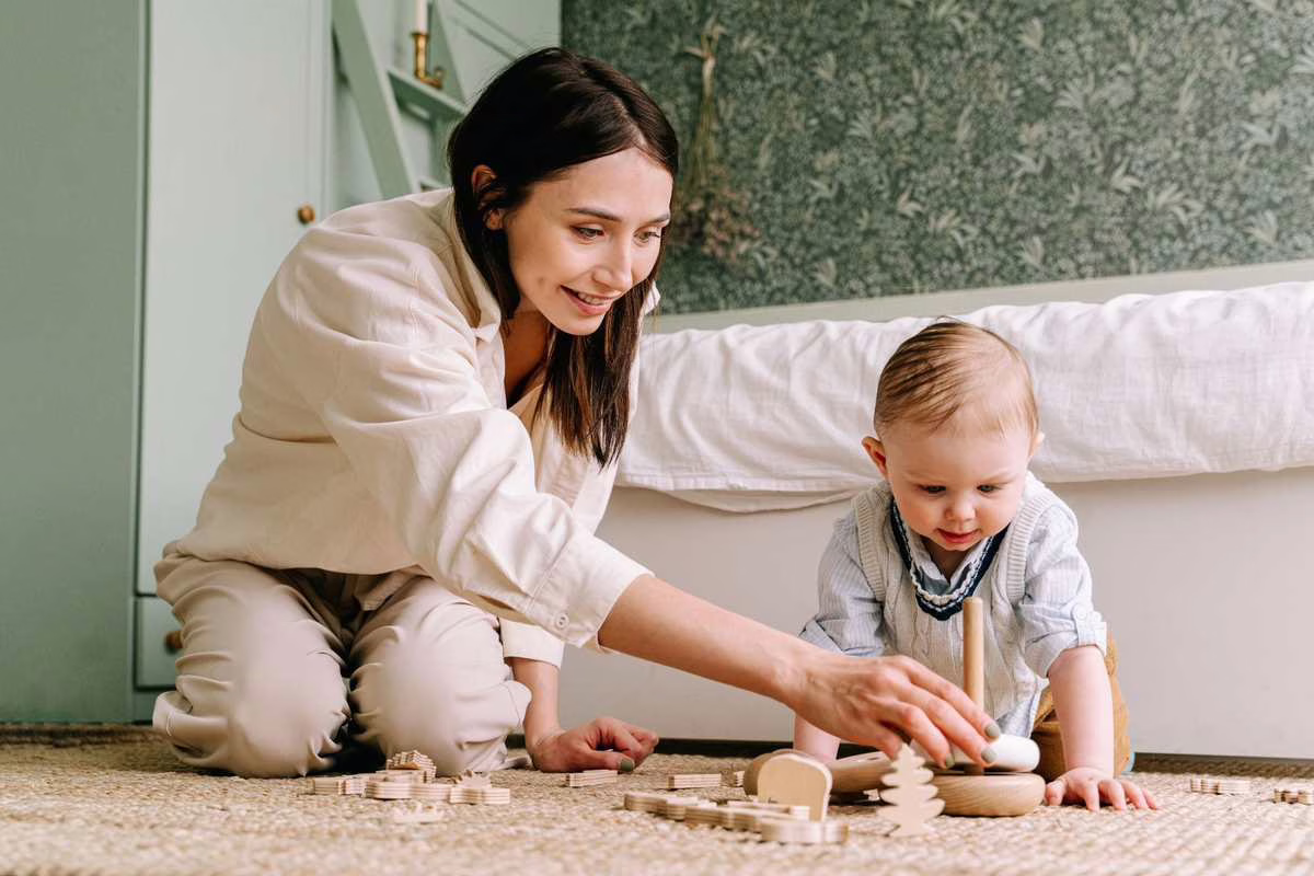 Assistante maternelle en congés cet été : ce que les parents doivent savoir