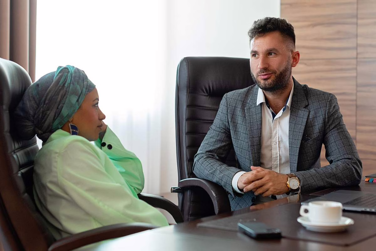 Femme enceinte lors d'une consultation medicale echangeant avec une soignante