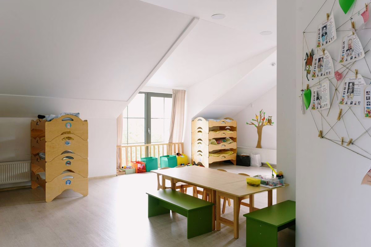 Salle de crèche vide avec jouets rangés pendant la fermeture estivale du mois d'août