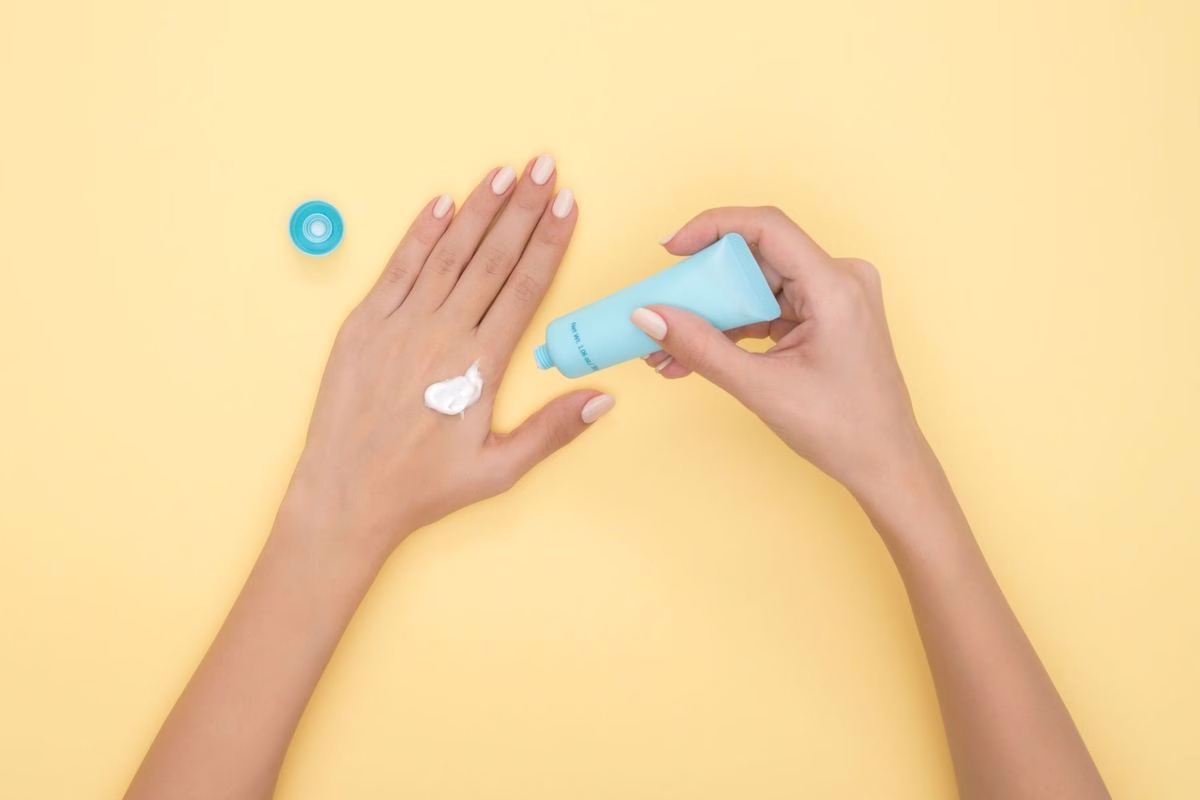 Crème solaire de l&rsquo;an dernier : est-elle encore efficace ?
