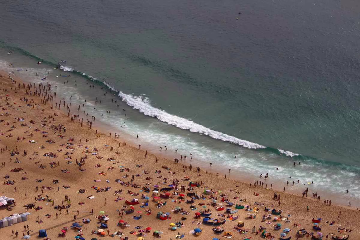 Plage bondée en été avec des familles et des enfants, situation où un enfant peut vite se perdre