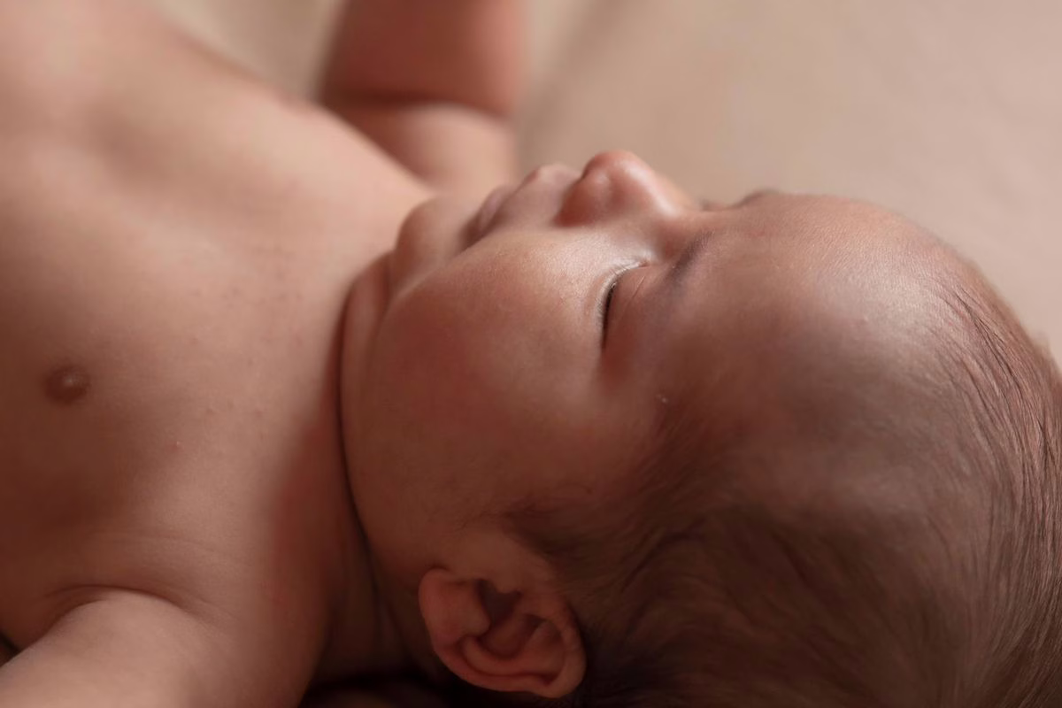 Cette zone molle sur la tête de bébé : ce qu&rsquo;elle révèle vraiment de sa santé