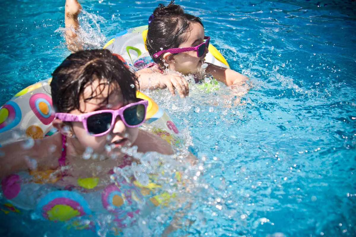Ces petits boutons perlés après la piscine : le molluscum, plus banal qu&rsquo;inquiétant