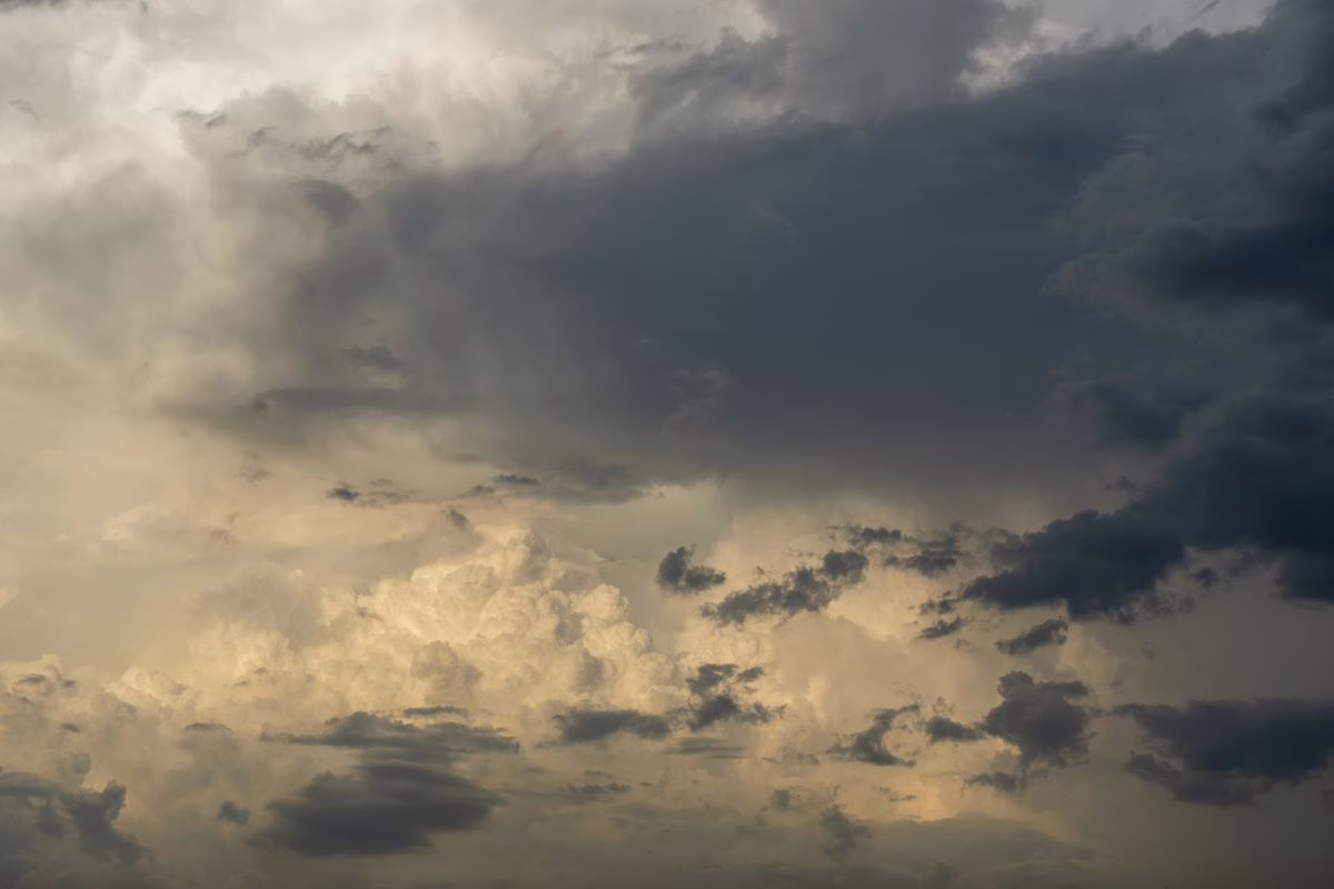 Orages d&rsquo;été : les bons gestes quand on est dehors avec des enfants