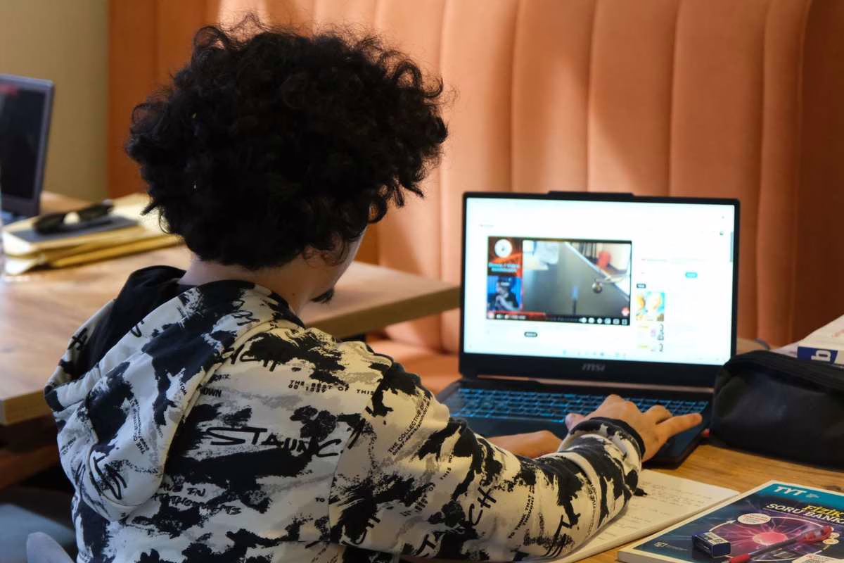 Lycéen consultant son dossier Parcoursup sur un ordinateur portable pendant la phase complémentaire