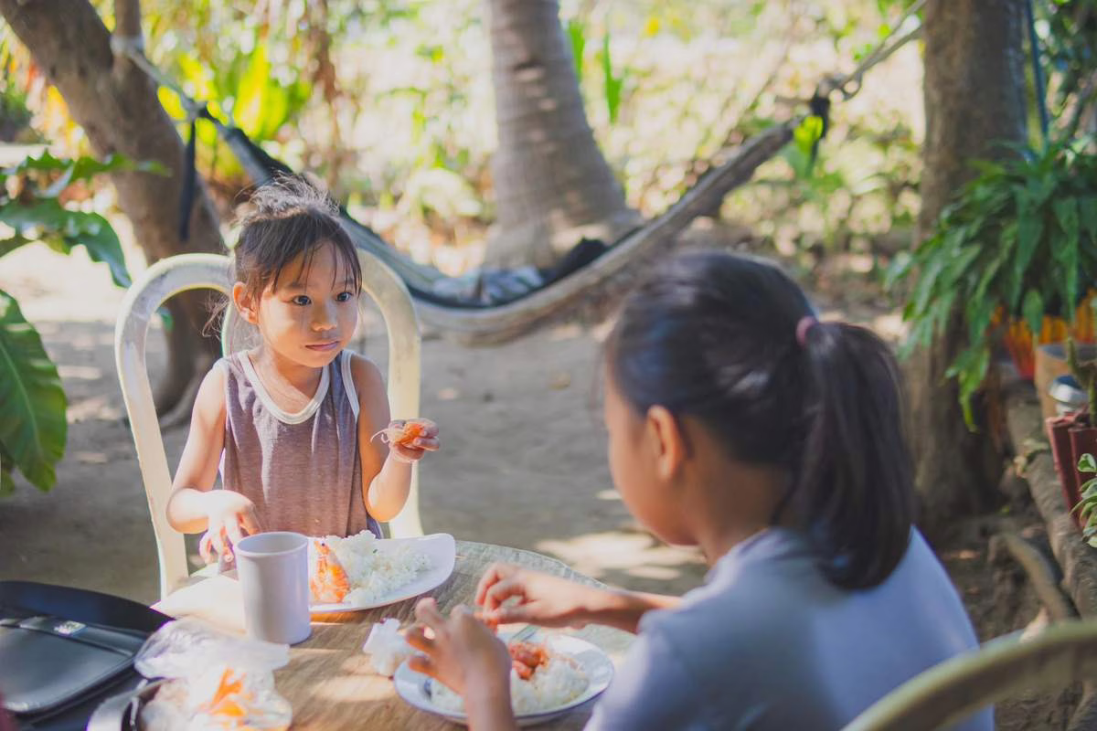 Enfant qui mange peu a table l'ete, illustrant la perte d'appetit liee a la chaleur