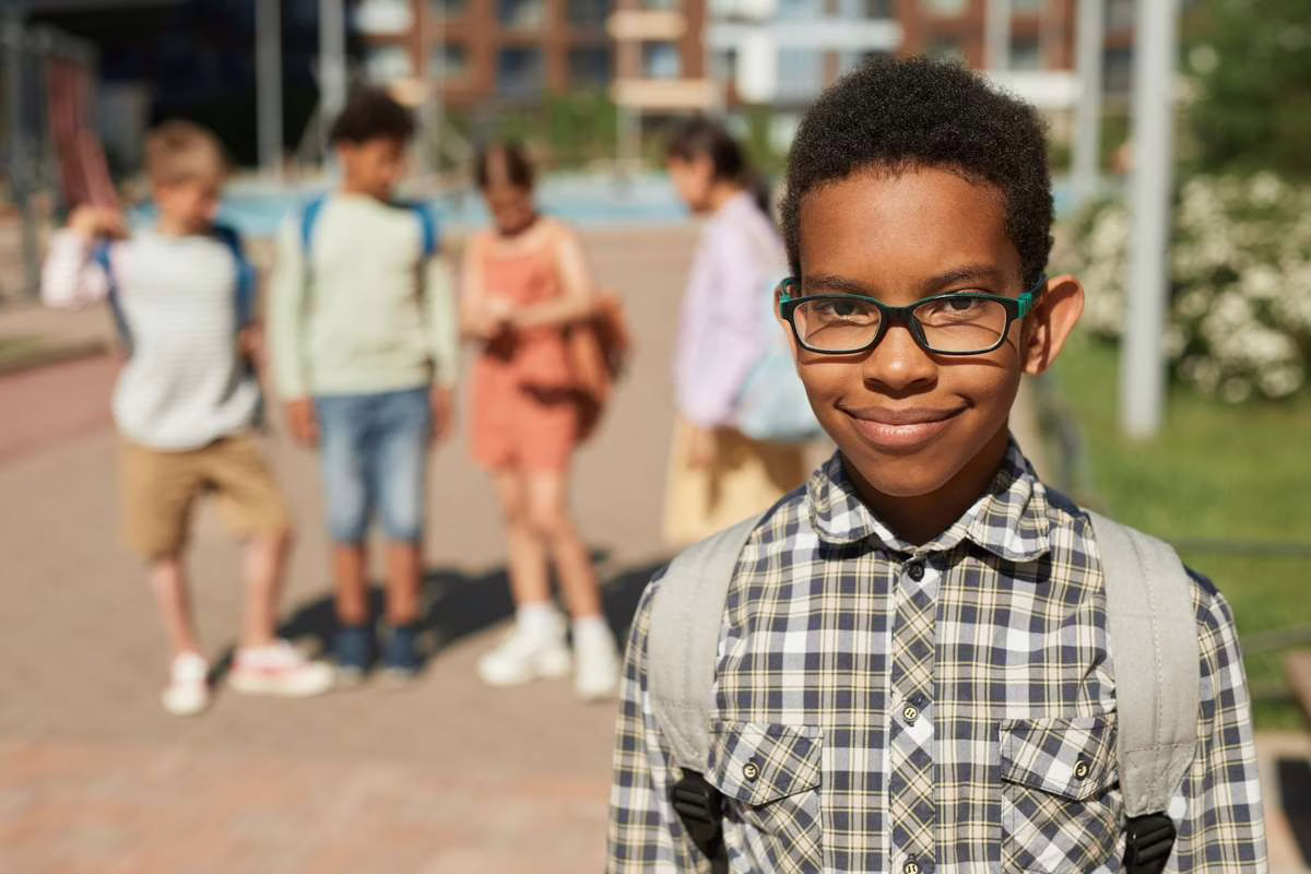 Enfant portant un cartable sur le dos en marchant vers l'ecole le matin