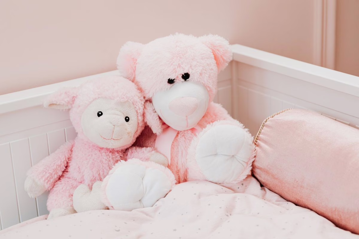 Peluches pour bébé dans un lit, illustration du rappel peluche Totoro pour risque d'étouffement