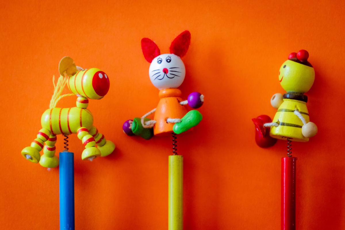 Jouets d'enfant poses sur une table, illustrant la verification des rappels de produits