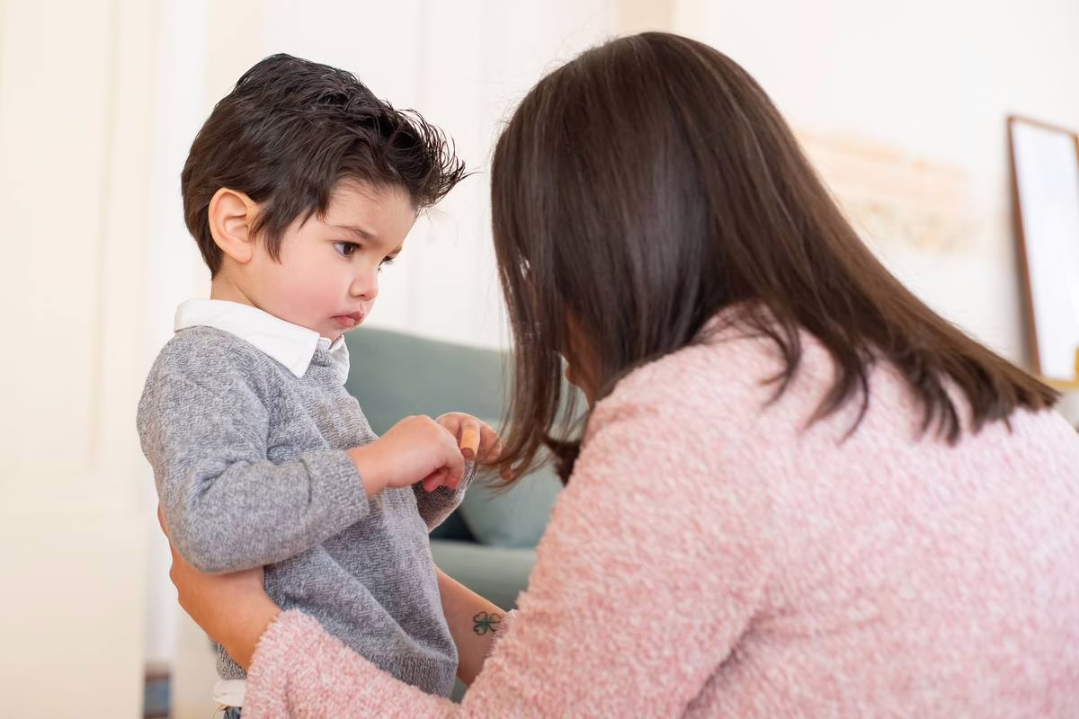 Parent qui échange et joue avec un jeune enfant pour stimuler son langage à la maison