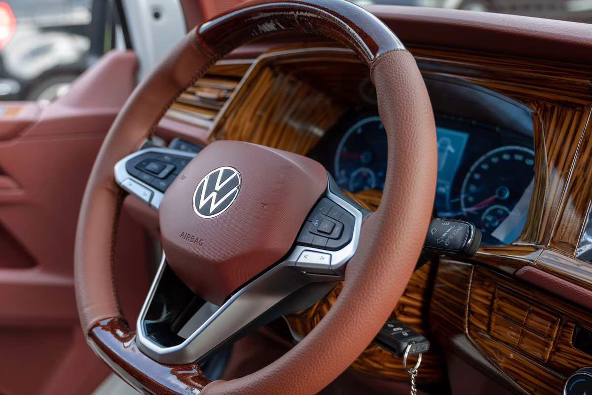 Volant et tableau de bord d'une voiture familiale, où se loge l'airbag conducteur visé par le rappel Takata