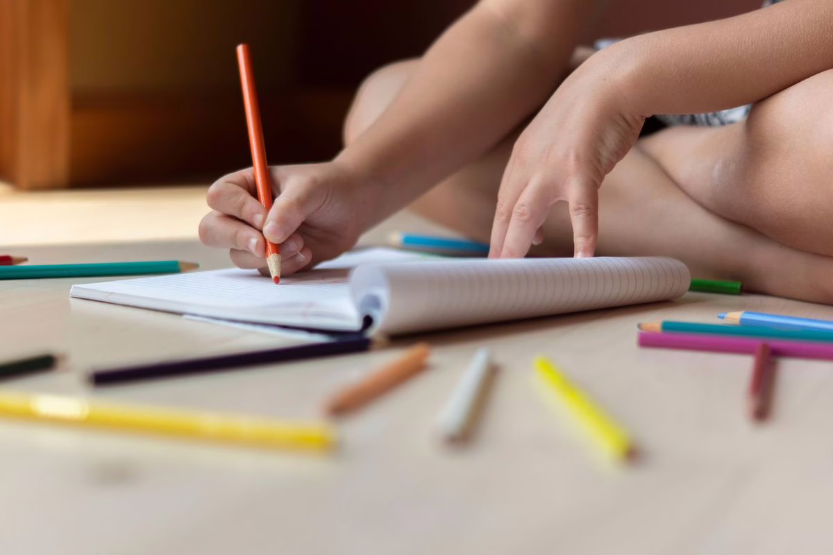 Cahier de vacances à peine entamé : pourquoi il est inutile de forcer votre enfant à le finir