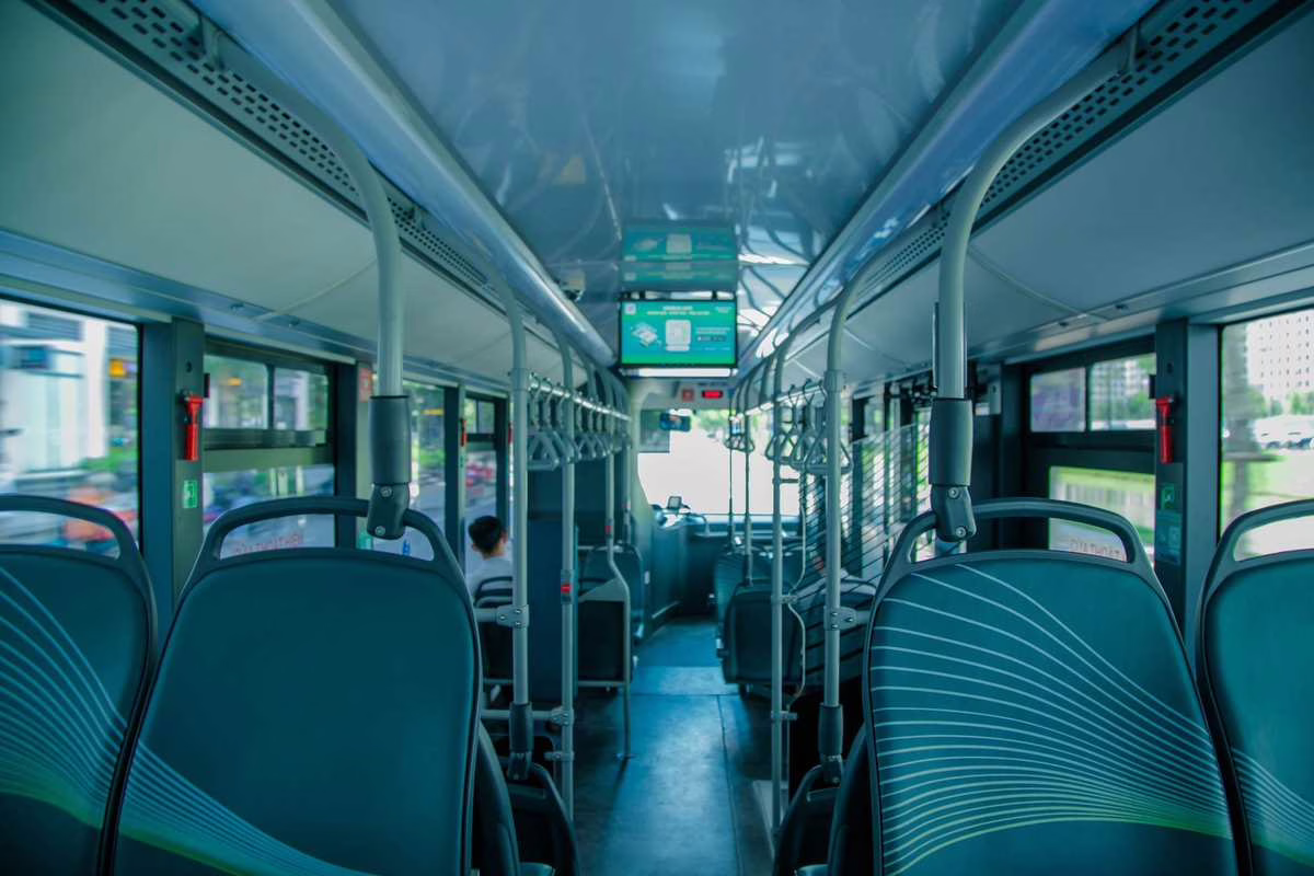 Intérieur d'un car de transport en commun aux sièges vides, avant l'embarquement des élèves