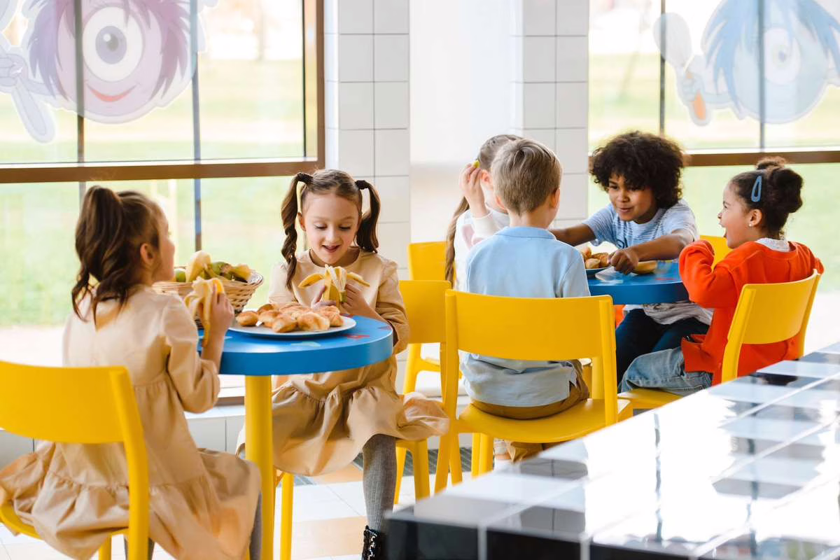 Enfants qui déjeunent à la cantine scolaire, où le repas peut coûter 1 euro selon le quotient familial