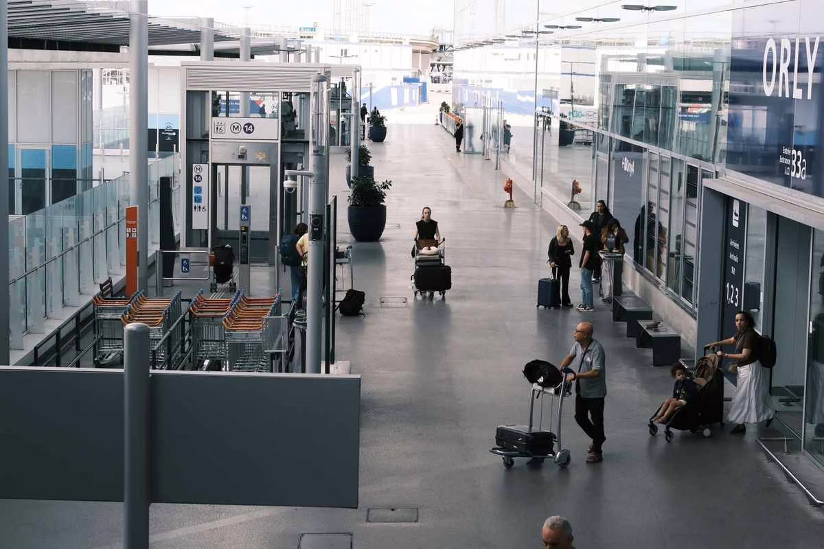 Famille à l'aéroport avant l'embarquement, illustration de la carte d'identité numérique sur smartphone