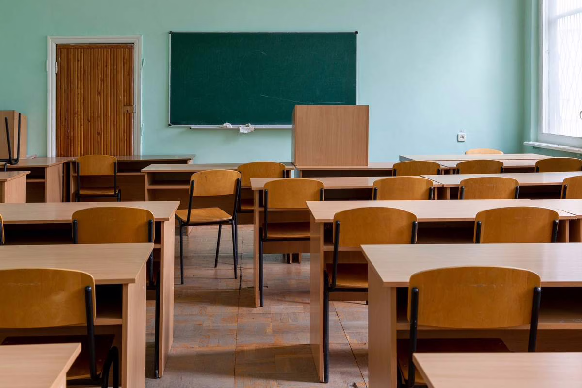 Des parents accompagnent leur enfant devant une école élémentaire, illustration de la nouvelle procédure créée par le décret du 28 juillet 2026