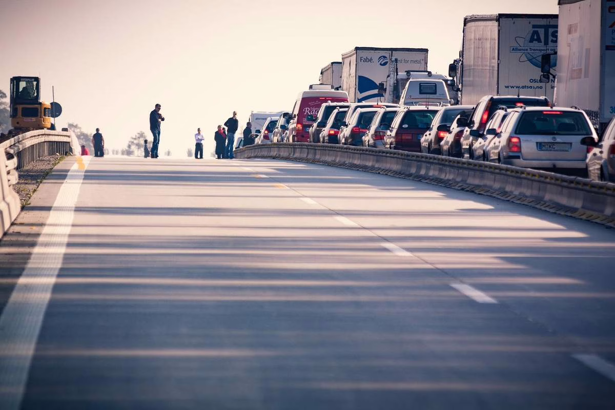 Embouteillage estival sur l'autoroute lors du chassé-croisé des vacances, familles en voiture